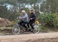 Rinus met Dennis op de tandem