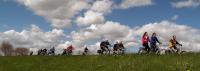 Leanne, Willeke en Frans wijzen het Vigeta-peloton de weg op het mooie eiland Tholen