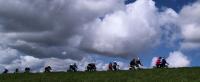 Dreigend donkere wolken boven de deelnemers. Het bleef gelukkig bij dreigen