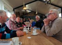 Herman, Jan, Gerard, Dennis, Adje, Huib en Rinus tijdens de lunch bij de Zeester