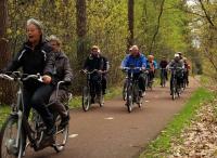 De deelnemers op het fietspad langs de Putseweg