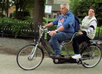 Leo en Leanne genieten van het fietsen op de tandem