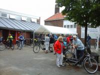 Klaarmaken voor de start op het plein voor verenigingsgebouw Amekore