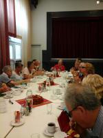 Nog een groep met deelnemers tijdens de lunch