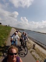 Jos had een mooi stukje fietspad gevonden lang het water bij Sint Philipsland. Ria, Marie Josee met Adje, Gerard met Dennis en Rinus met Toos genieten er duidelijk van