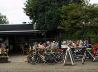 De deelnemers tijdens de lunch bij ''Ons Cafe'' in Esch