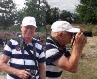 Onze hoffotograaf wilde eigenlijk niet op de foto maar dook te laat weg. Links kan hij er wel mee lachen, rechts is hij weer in actie 