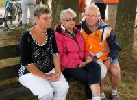 Even rusten op een bankje. Vlnr: Kitty, Toos en onze fotograaf Piet