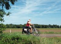 Elly rijd naast Jan tijdens de tocht vanuir Roosendaal