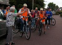 Jaantje, linksvoor, geeft het startsein voor de Jan Jaspers memorialrit georganiseerd door de Stichting Wouw Doet