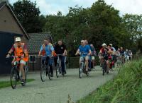 Rinus en Eric gaan voorop bij Vigeta-peloton. Daarachter rijdt oud profwielrenner Frits Pirard, op dit moment nog een lach op het gezicht. Dat zou in de loop van de dag een stuk minder worden