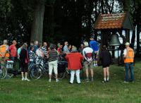 Geert geeft tijdens de vudb-stop bij het oorlogsmonument in de omgeving van Welberg uitleg waarom het daar staat