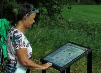 Joke leest de informatie bij het oorlogsmonument in de polder van Welberg