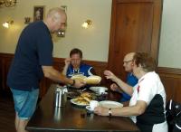 Tijdens de heerlijke lunch worden er broodjes met kroket uitgedeeld door de voorzitter van ''Wouw Doet''