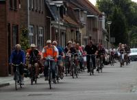 Bijna een het einde van de tocht. De deelnemers met rechtsvoor Marc die deze dag weer goed werk heeft geleverd 