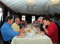 De deelnemers genieten van de lekkere koffietafel