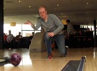 Sierlijke houding van Marc tijdens het gooien van de bowlingbal