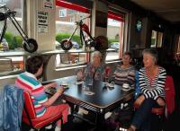 Esmeralda, Lenie, Kitty en Joke voor aanvang van de tocht van Sam en Marina