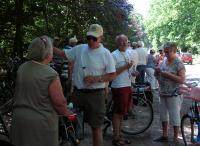 Jaantje, Joep, Pieter en Truus met op de achtergrond de andere deelnemers aan de tocht van Jo tijdens de vudb-stop