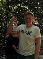Mark ging goed voorbereid op weg deze hete zaterdag in Oudenbosch. Op de foto laat hij een flinke fles water zien.