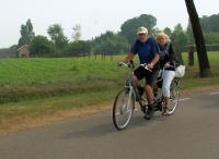 Huib met Adje op de tandem tijdens de tocht vanuit Lepelstraat