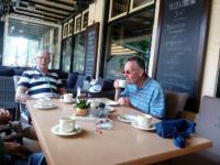 Piet Brocatus en Jac Koolen aan de kofiie in Achterberg tijdens de woensdagrit