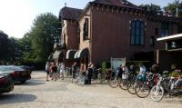 Enkele deelnemrs voor de start van een tocht voor het hotel in Lunteren