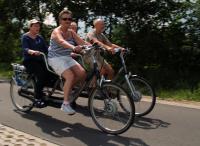 Corrie met Esmeralda en Pieter met Truus op de tandem tijdens de midweek