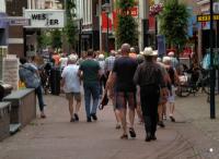 De deelnemers zijn even van de tandem en gaan op zoek naar een leuk terras, iets dat even later gevonden werd 