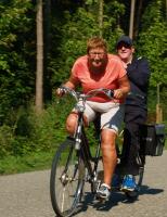 Ine doet alsof ze heel hard moet trappen voorop de tandem.