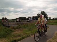 Mooi weer, mooie mensen in een mooie omgeving over het bruggetje van het Molenbeekpad