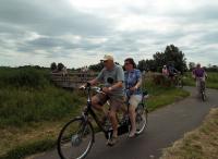 Nog meer mensen die over het molenbeekbruggetje fietsen