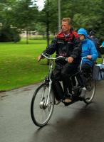 Peter met Leny op de tandem. Peter had een beter moment kunnen treffen om als voorrijder te beginnen bij Vigeta. De meeste tochten die hij er tot nu toe bij was regende het wel een keer