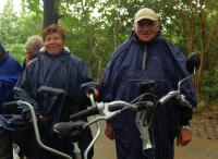 Addie (links) en Rinus Schrauwen helemaal verregend tijdens de vouwen uit de broek stop op het fietspas langs De Zoom