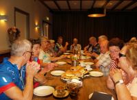 De deelnemers laten zich de lunch goed smaken