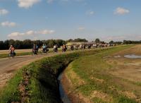 Aan de velden is al te zien dat de herfst in aantocht is. De boeren hebben de gewassen al van het land gehaald waardoor we langs veel lege velden reden