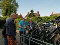 Na afloop moesten de tandems weer op de aanhanger geladen worden. Gelukkig maken veel handen het werk licht