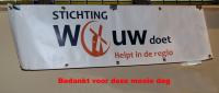 Tekst 'Bedankt voor deze mooie tocht' onder spandoek van Stichting Wouw Doet