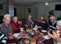 Vlnr: Joep, Jaantje, Truus, Elly, Eric en Leny tijdens de lunch