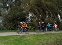 Aan de bomen te zien waaide het behoorlijk tijdens de laatste tandemtocht van Piet Brocatus