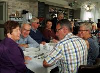 Voorafgaand aan de koffietafel even een drankje en bijpraten