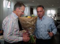 Eric bedankt zijn medebestuursleden voor de prettige samenwerking met een mooie bos bloemen. Op de foto ontvangt Jac zijn bloemen