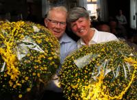 Piet links en Jose met de bloemen die ze gekregen hebben van de voorrijders en doelgroep