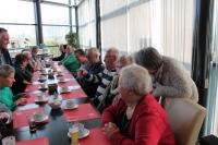 De delnemers zitten klaar voor de koffietafel na afloop van de bowling