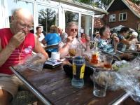 Enkele deelnemers tijdens de lunch op de laatste dag van de midweekvakantie