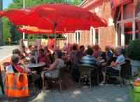 Lekker in de schaduw op het terras van cafe 't Centrum in Klamthout Heide om onze boterhammen op te eten. Op de achtergrond een spandoek met daarop enkele spelers van het Belgische elftal dat aan het WK meedoet 