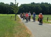 Lekker fietsen in een mooie omgeving. Hier zonder beschutting werd het wel warm. Gelukkig was het toen niet meer zo ver