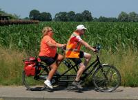 Johan met Ria, een van de laatste keren op een tandem zonder ondersteuning. Ze gaat zicht, met tegenzin, overgeven en gaat binnenkort ook tandemen met ondersteuning